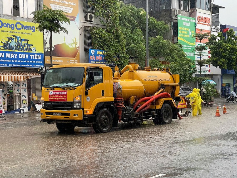 Nhiều tuyến đường Hà Nội ngập sâu, phương tiện chết máy