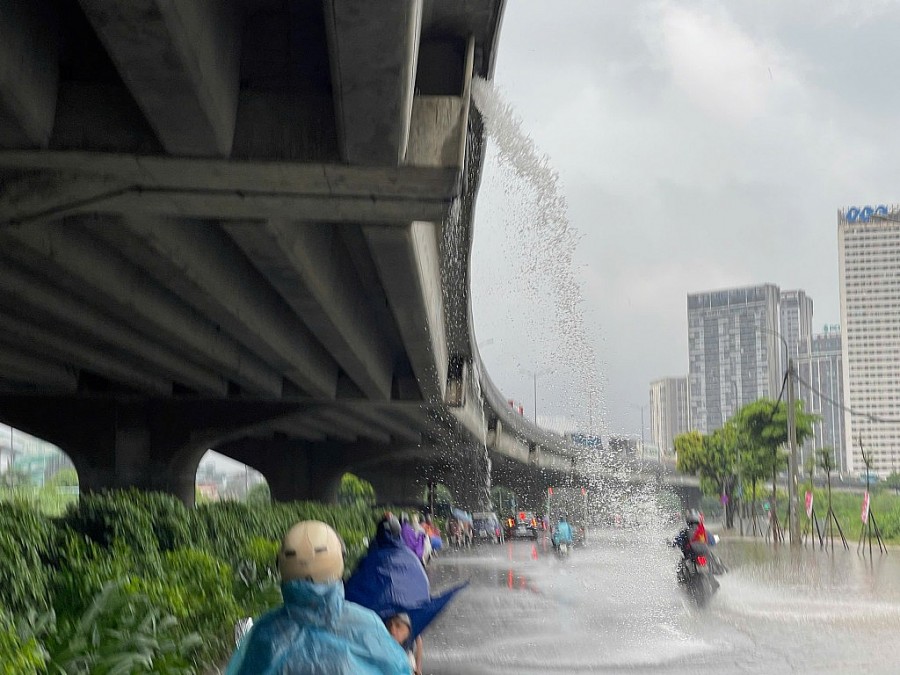 Nhiều tuyến đường Hà Nội ngập sâu, phương tiện chết máy