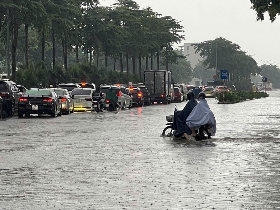 Nhiều tuyến đường Hà Nội ngập sâu, phương tiện chết máy