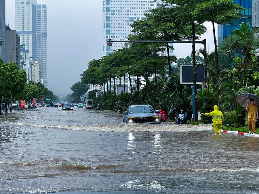 Nhiều tuyến đường Hà Nội ngập sâu, phương tiện chết máy