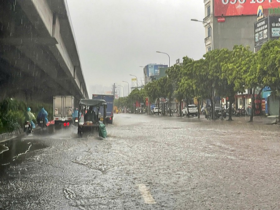 Nhiều tuyến đường Hà Nội ngập sâu, phương tiện chết máy
