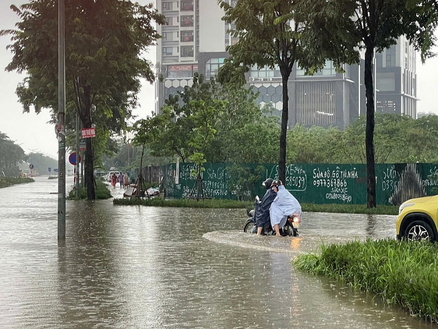 Nhiều tuyến đường Hà Nội ngập sâu, phương tiện chết máy