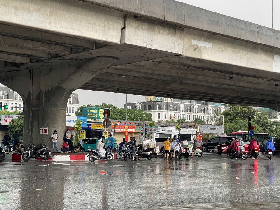 Nhiều tuyến đường Hà Nội ngập sâu, phương tiện chết máy