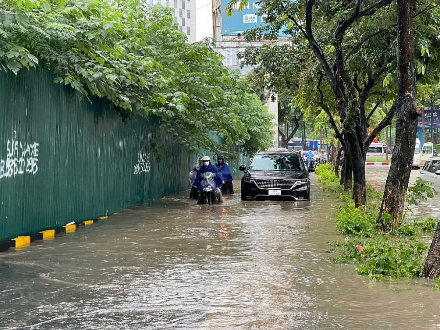 Nhiều tuyến đường Hà Nội ngập sâu, phương tiện chết máy