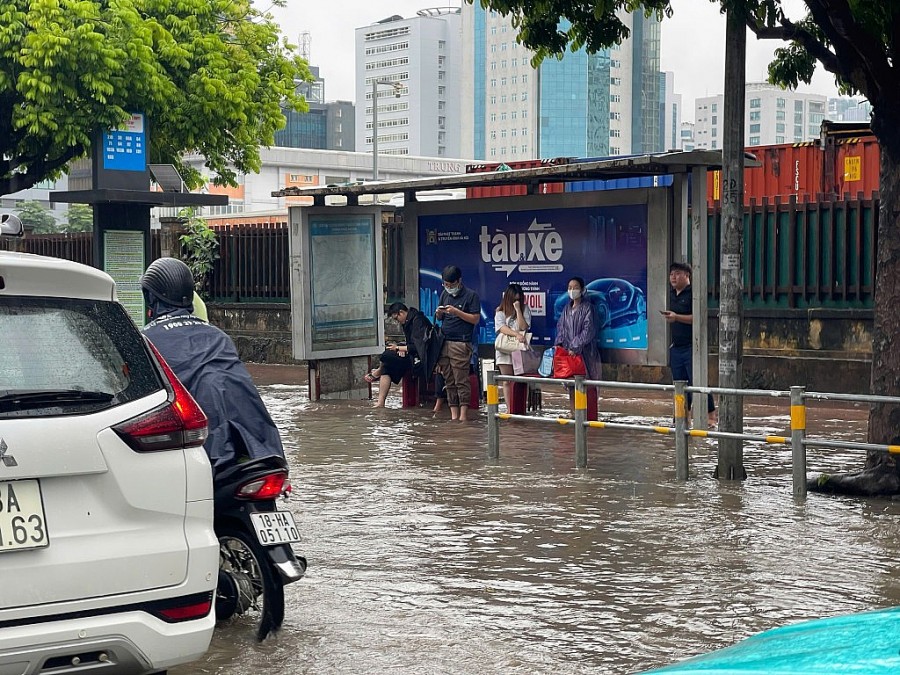 Nhiều tuyến đường Hà Nội ngập sâu, phương tiện chết máy