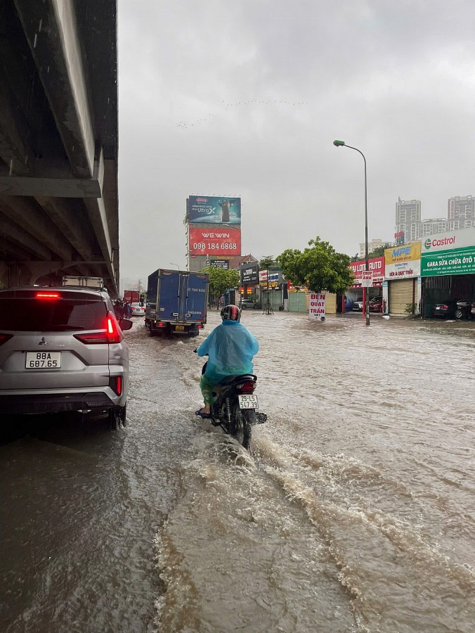 Nhiều tuyến đường Hà Nội ngập sâu, phương tiện chết máy