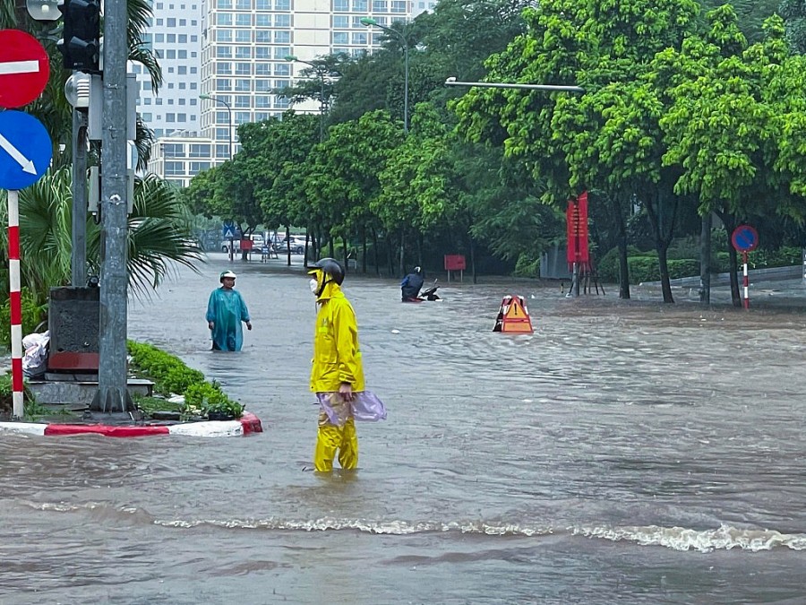 Nhiều tuyến đường Hà Nội ngập sâu, phương tiện chết máy