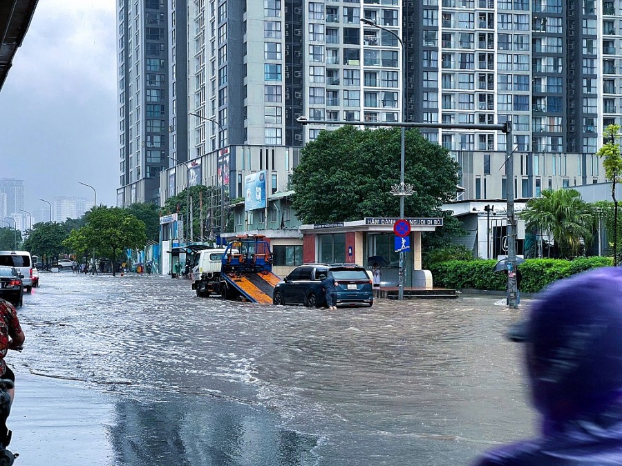 Nhiều tuyến đường Hà Nội ngập sâu, phương tiện chết máy
