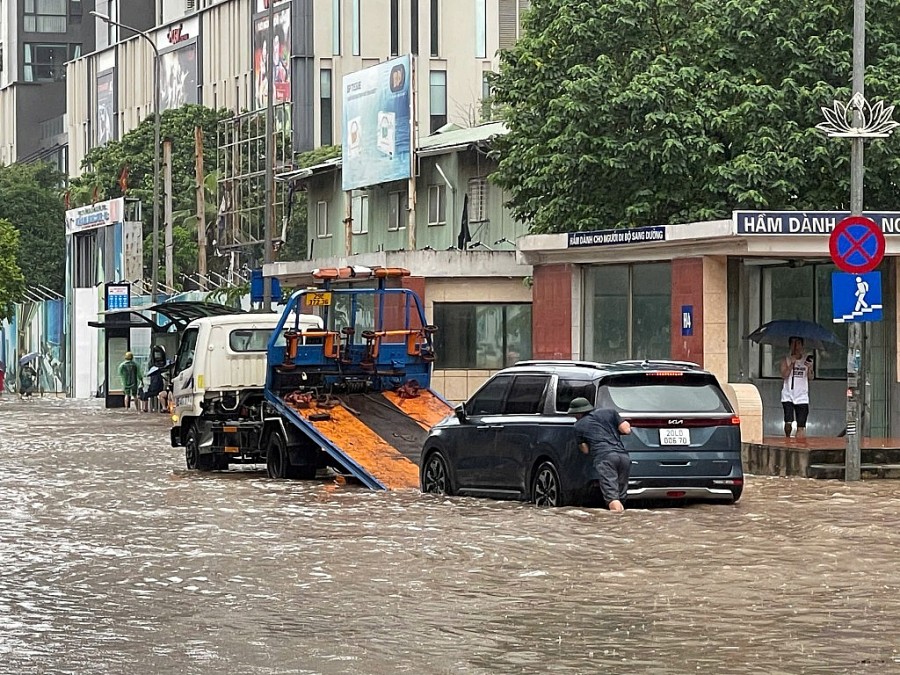 Nhiều tuyến đường Hà Nội ngập sâu, phương tiện chết máy