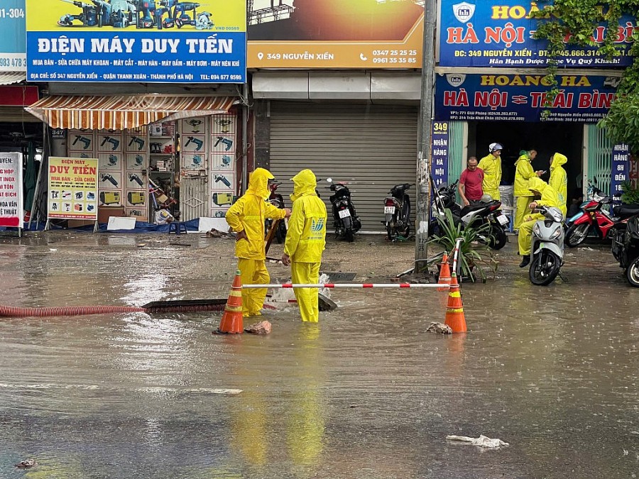 Nhiều tuyến đường Hà Nội ngập sâu, phương tiện chết máy