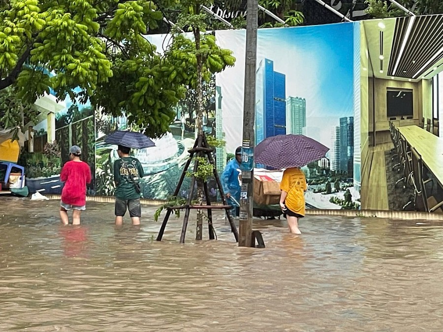 Nhiều tuyến đường Hà Nội ngập sâu, phương tiện chết máy