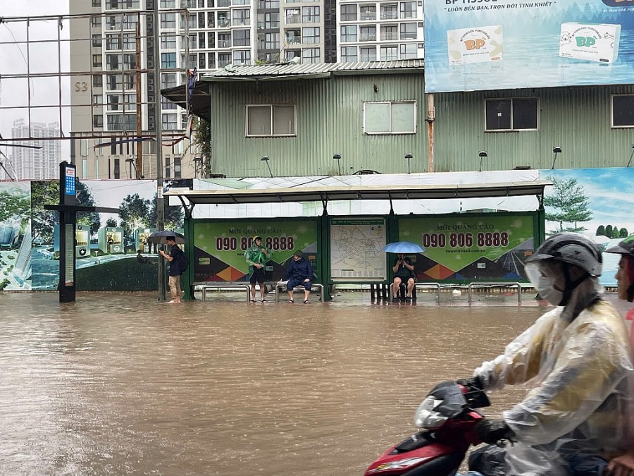 Nhiều tuyến đường Hà Nội ngập sâu, phương tiện chết máy