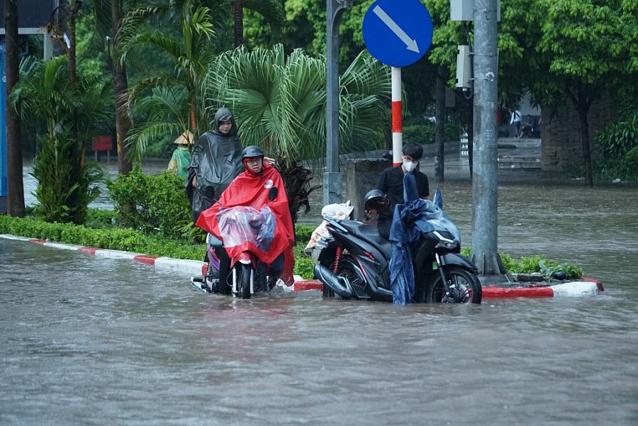 Nhiều tuyến đường Hà Nội ngập sâu, phương tiện chết máy