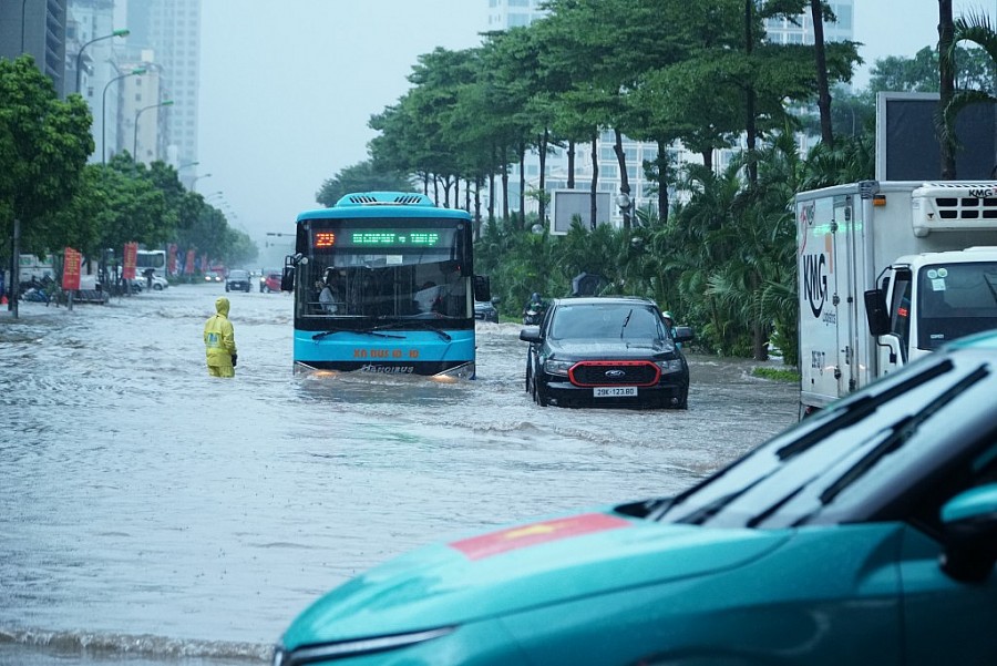 Nhiều tuyến đường Hà Nội ngập sâu, phương tiện chết máy