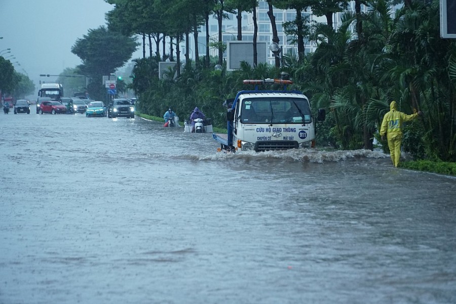 Nhiều tuyến đường Hà Nội ngập sâu, phương tiện chết máy