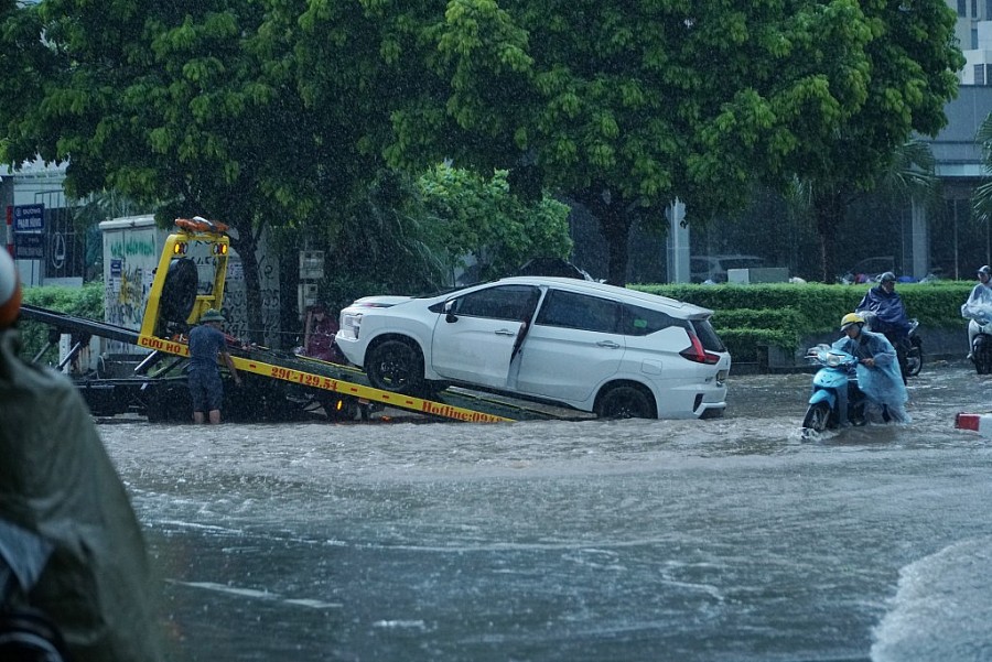 Nhiều tuyến đường Hà Nội ngập sâu, phương tiện chết máy