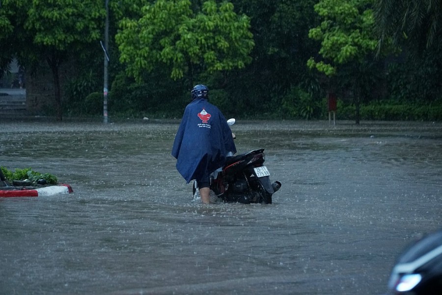 Nhiều tuyến đường Hà Nội ngập sâu, phương tiện chết máy