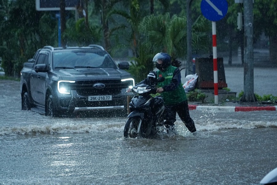 Nhiều tuyến đường Hà Nội ngập sâu, phương tiện chết máy