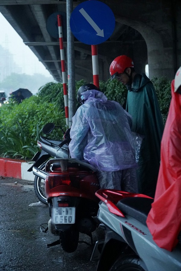 Nhiều tuyến đường Hà Nội ngập sâu, phương tiện chết máy