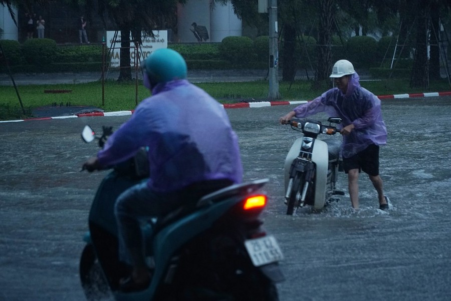 Nhiều tuyến đường Hà Nội ngập sâu, phương tiện chết máy