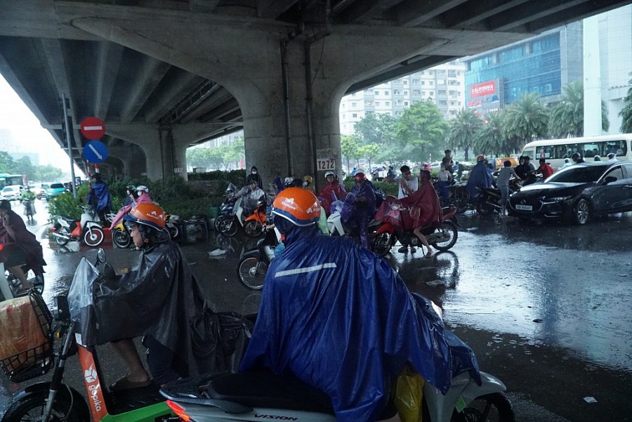 Nhiều tuyến đường Hà Nội ngập sâu, phương tiện chết máy
