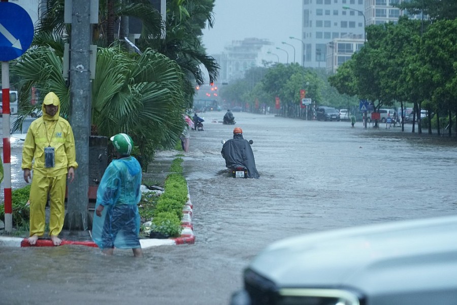 Nhiều tuyến đường Hà Nội ngập sâu, phương tiện chết máy