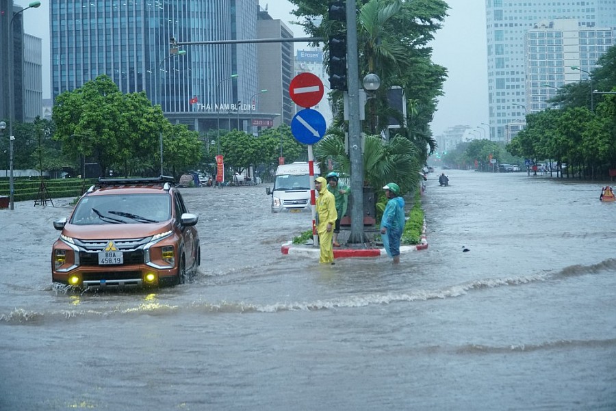 Nhiều tuyến đường Hà Nội ngập sâu, phương tiện chết máy