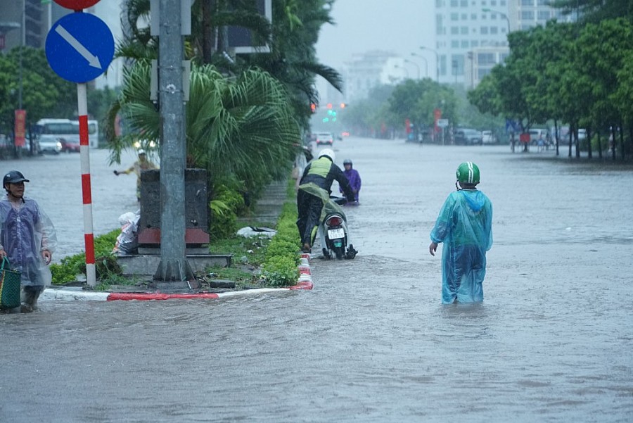 Nhiều tuyến đường Hà Nội ngập sâu, phương tiện chết máy