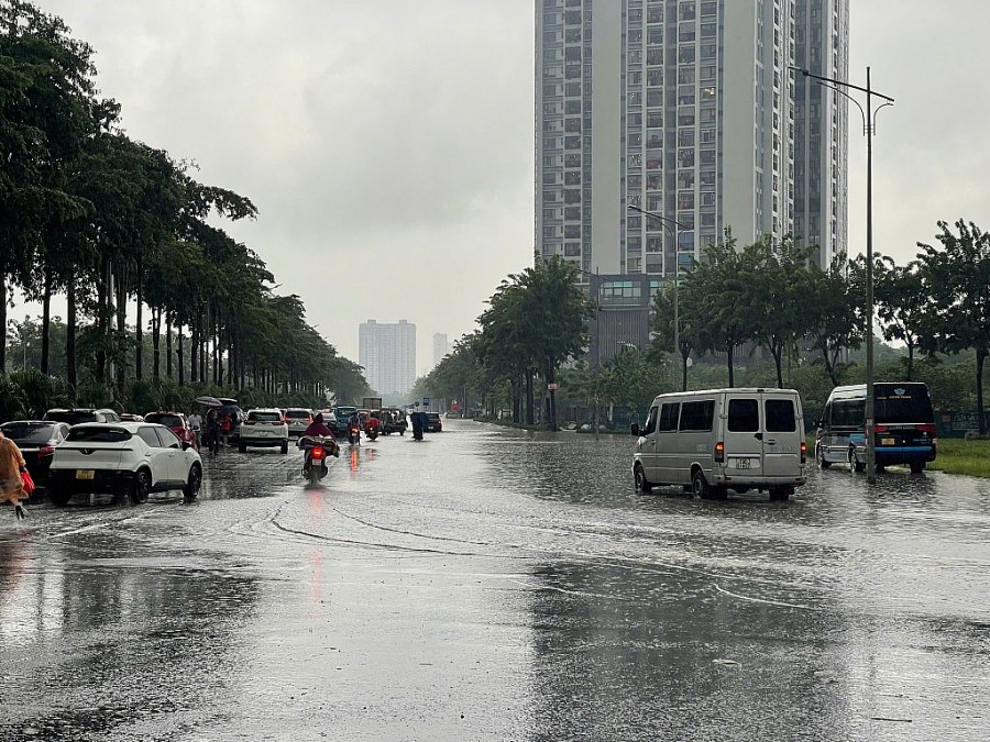 Nhiều tuyến đường Hà Nội ngập sâu, phương tiện chết máy