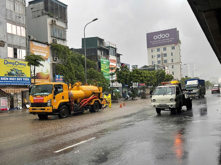Nhiều tuyến đường Hà Nội ngập sâu, phương tiện chết máy
