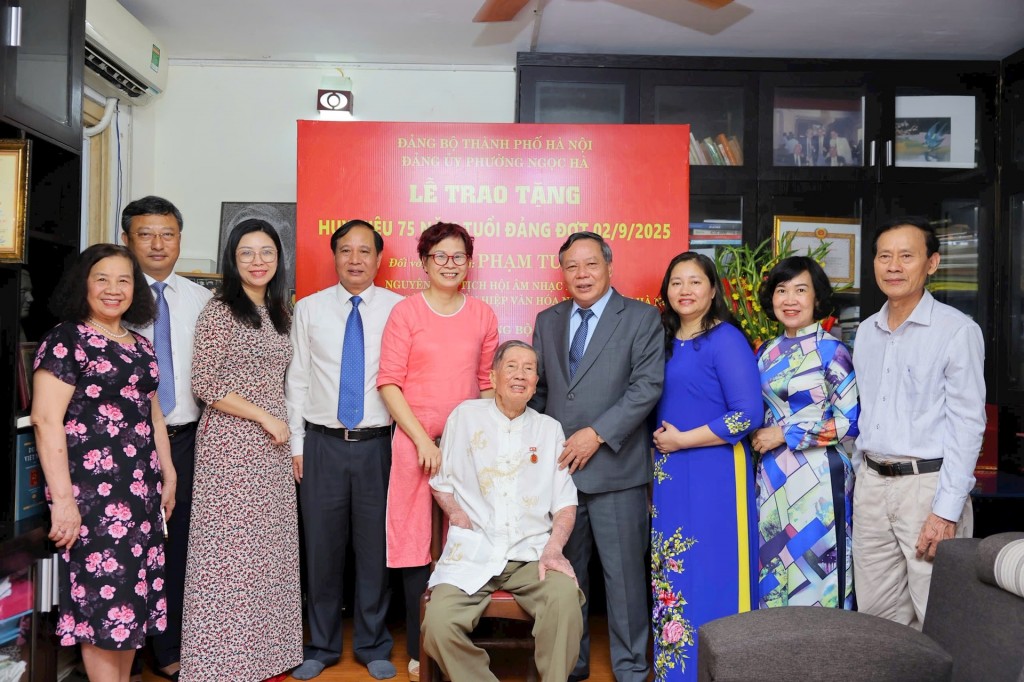 Lãnh đạo Thành ủy Hà Nội, Đảng ủy phường Ngọc Hà và gia đình chúc mừng đồng chí Phạm Tuyên. Ảnh: MH