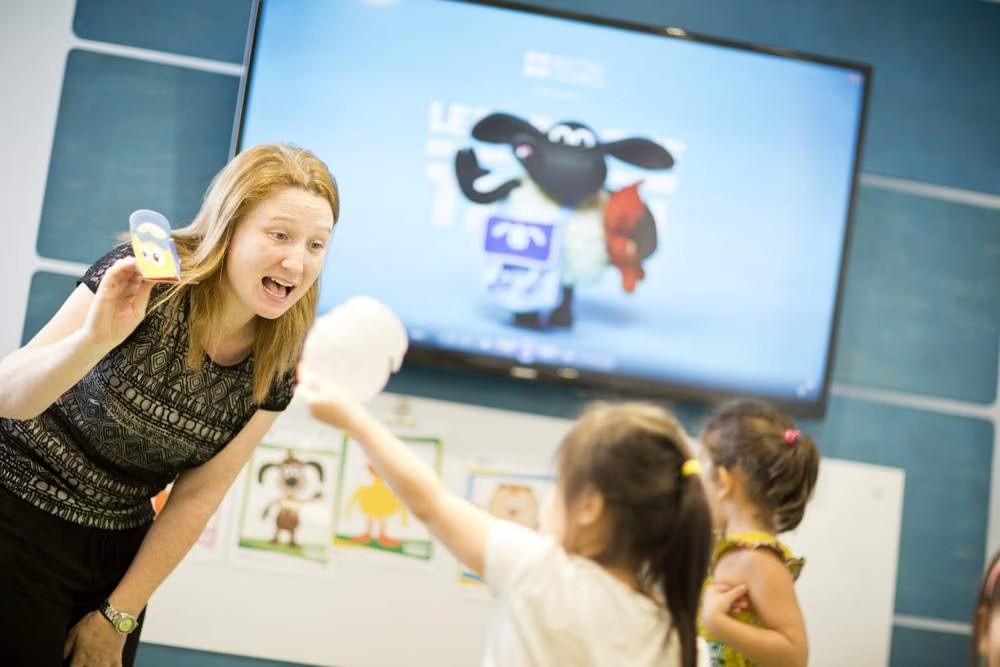 Trẻ học khóa Learning Time with Timmy được dẫn dắt bởi đội ngũ giáo viên quốc tế có  chứng chỉ chuyên môn uy tín