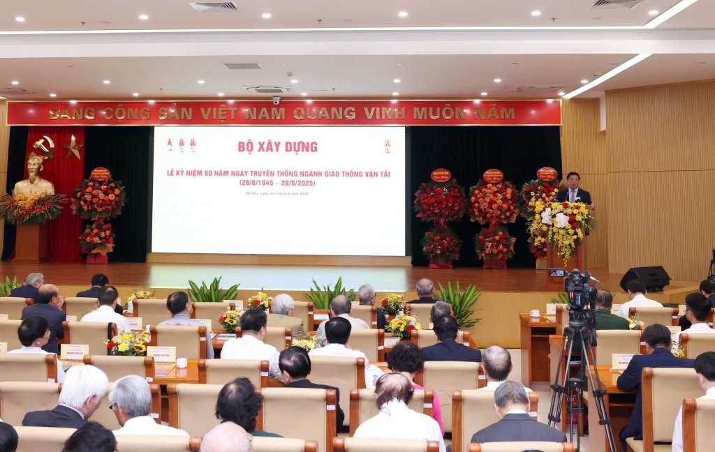 Ngành GTVT (nay là ngành xây dựng) tiếp tục mang trong mình sứ mệnh đi trước mở đường - mở đường cho sự phát triển của kinh tế tri thức, kinh tế xanh, kinh tế số; cho những dòng chảy thương mại, đầu tư, tri thức, văn hóa; mở đường để khẳng định vị thế Việt Nam trong khu vực và trên thế giới - Ảnh: VGP/Thu Sa