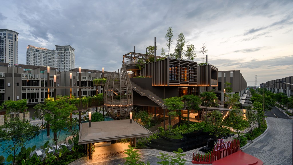Nhà câu lạc bộ The Canopy nổi bật tại trung tâm khuôn viên The Orchard với thiết kế bốn tầng dành riêng cho cư dân