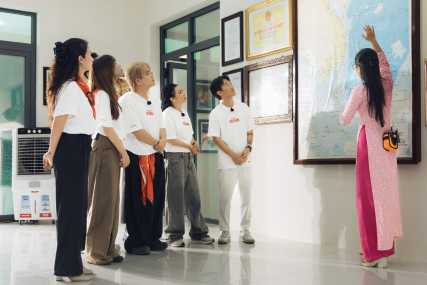 Các bạn trẻ tham quan địa chỉ đỏ