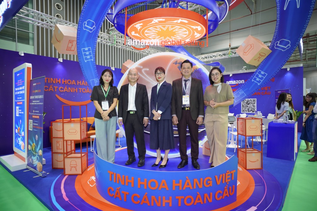 Hình 1: Ông Nguyễn Nguyên Phương, Phó Giám đốc Sở Công Thương TP.HCM tham quan gian hàng của Amazon Global Selling Việt Nam tại VIFA ASEAN EXPO 2025