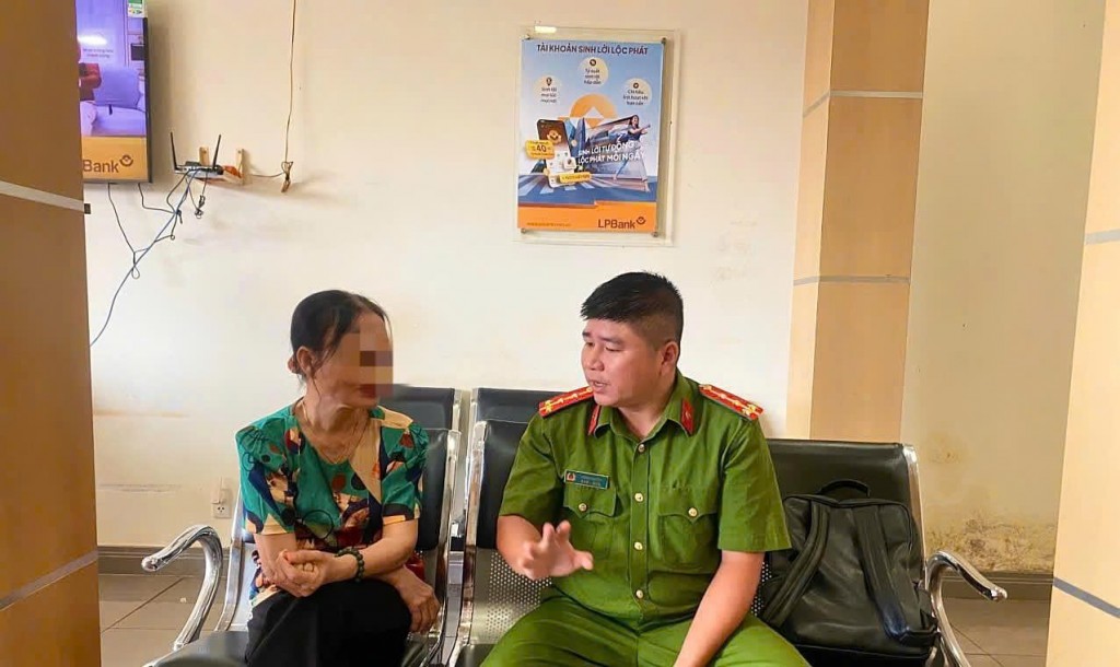 Cán bộ Công an phường Phước Bình tuyên truyền, giải thích cho bà Th