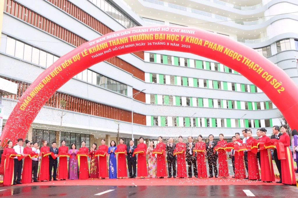 Lãnh đạo TP và các đại biểu cắt băng khánh thành công trình trụ sở Tân Nhựt của Trường đại học Y khoa Phạm Ngọc Thạch - cơ sở 2