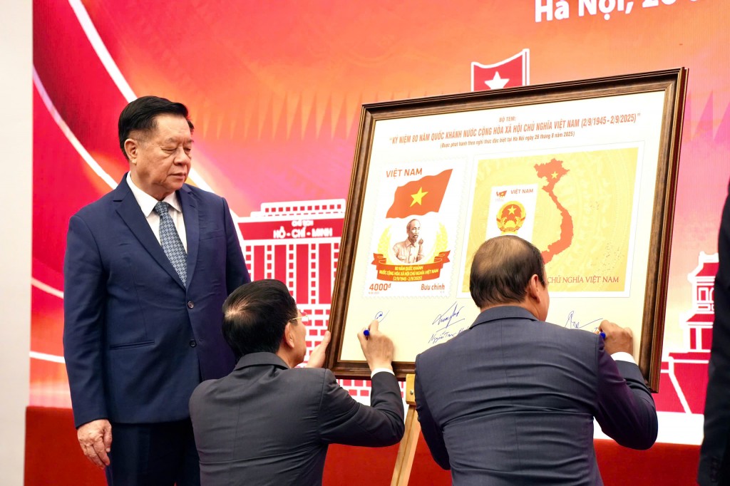 Phát hành đặc biệt bộ tem bưu chính kỷ niệm 80 năm ngày Quốc khánh