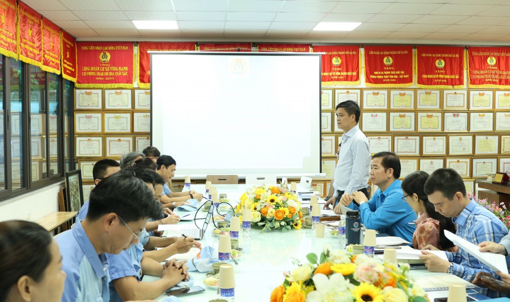 Đoàn khảo sát Tổng Liên đoàn Lao động Việt Nam lắng nghe kiến nghị công nhân