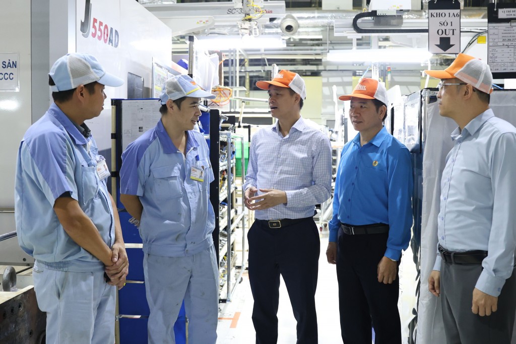 Đoàn khảo sát Tổng Liên đoàn Lao động Việt Nam lắng nghe kiến nghị công nhân