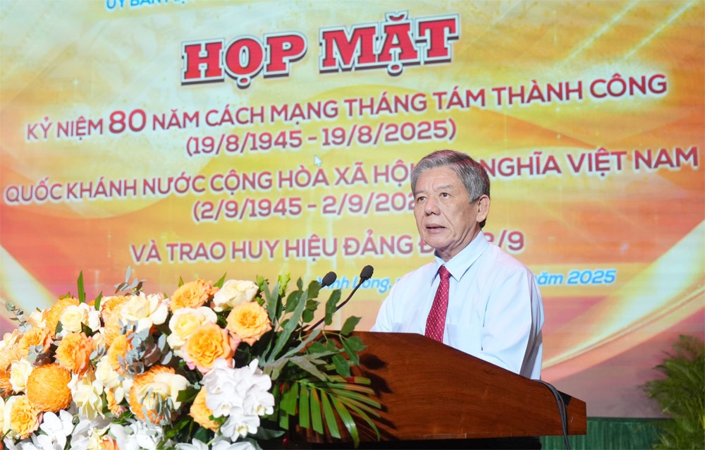 Ủy viên Ban Chấp hành trung ương Đảng, Bí thư Tỉnh ủy Ngô Chí Cường đọc diễn văn tại  buổi họp mặt