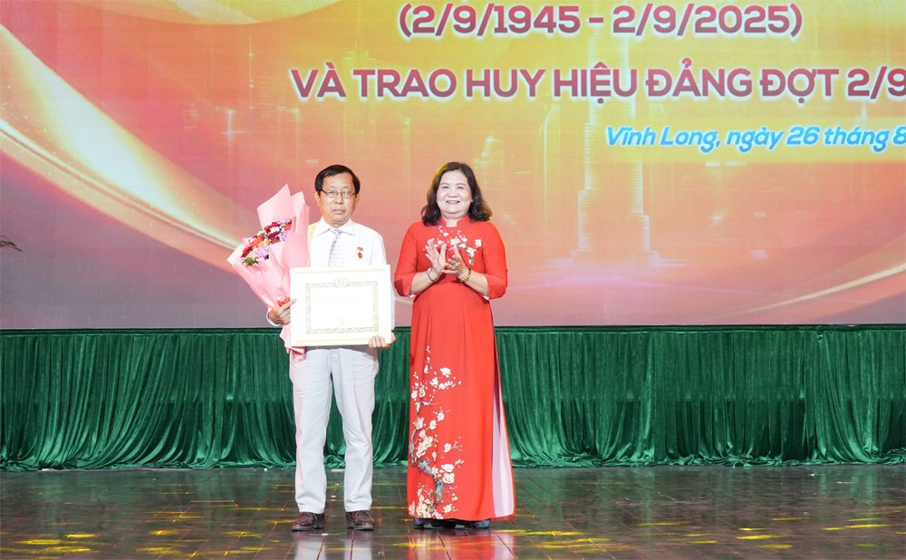 Phó Bí thư Thường trực Tỉnh ủy Hồ Thị Hoàng Yến trao Huy hiệu 60 năm tuổi đảng cho đảng viên