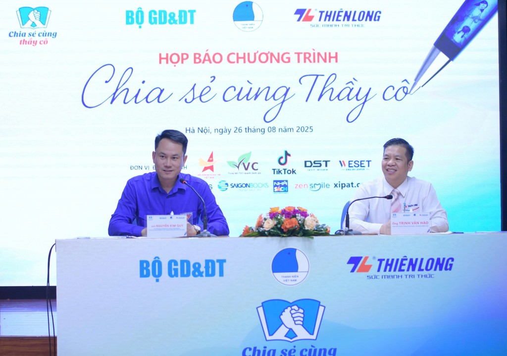 Đai diện Ban Tổ chức chủ trì họp báo