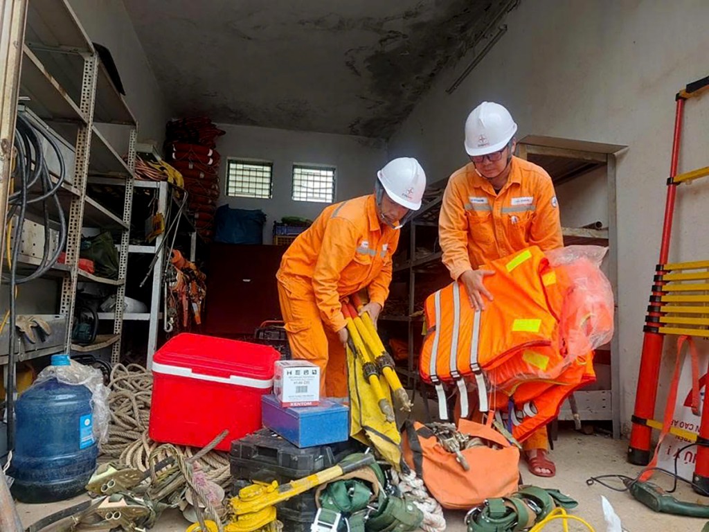 PC Sơn La chuẩn bị phương tiện vật tư lên đường hỗ trợ khắc phục hệ thống lưới điện tại tỉnh Nghệ An