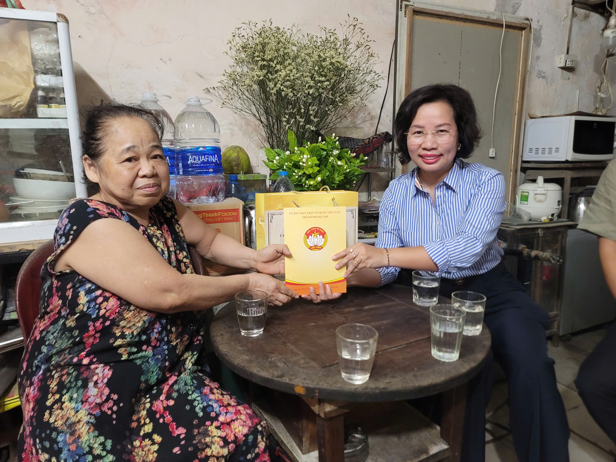 Phó Chủ tịch Thường trực Ủy ban Mặt trận Tổ quốc Việt Nam thành phố Hà Nội Bùi Huyền Mai tặng quà bà Nguyễn Thị Bích Hà