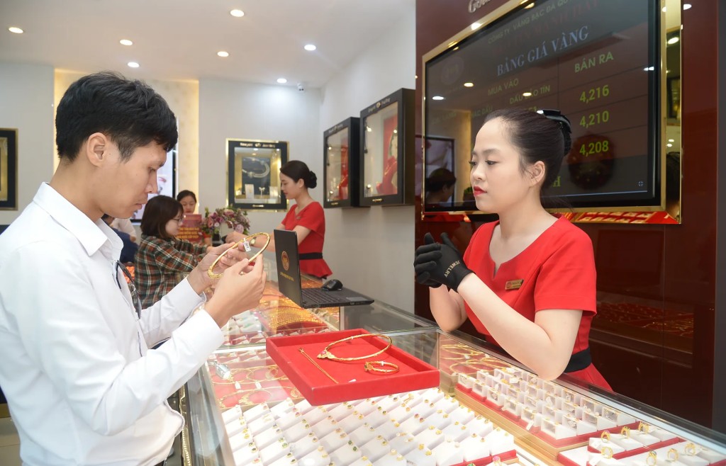 Mua bán vàng từ 20 triệu đồng/ngày trở lên phải thanh toán qua tài khoản ngân hàng