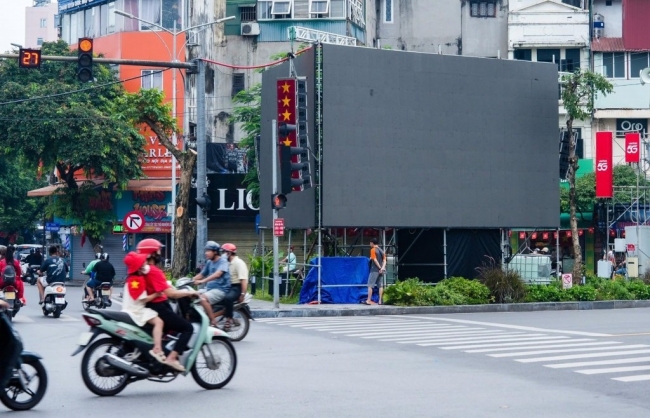Nhiều màn hình LED phục vụ người dân xem trực tiếp Lễ diễu binh