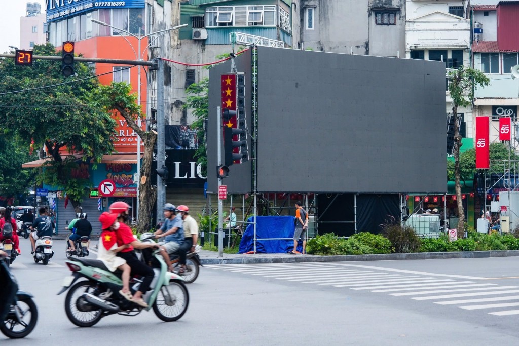 Trên các tuyến đường Nguyễn Thái Học, Kim Mã, Liễu Giai, Văn Cao..., nhiều màn hình LED đang được lắp đặt