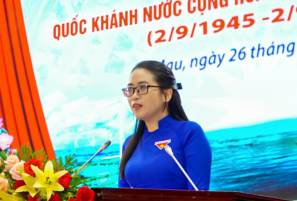 Nguyễn Trang Anh Thư đại diện thế hệ trẻ, bày tỏ tâm huyết và trách nhiệm của tuổi trẻ Cà Mau đối với quê hương, đất nước.